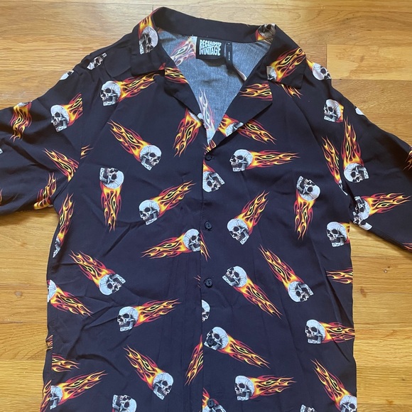 fire skull flaming skull button down like new - Picture 3 of 6